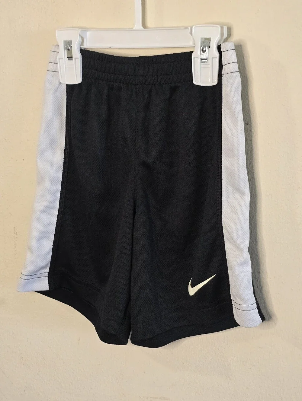Nike Boys Athletic Shorts Size 6 Black White Mesh Swoosh 5-6Y Sport Training Kid